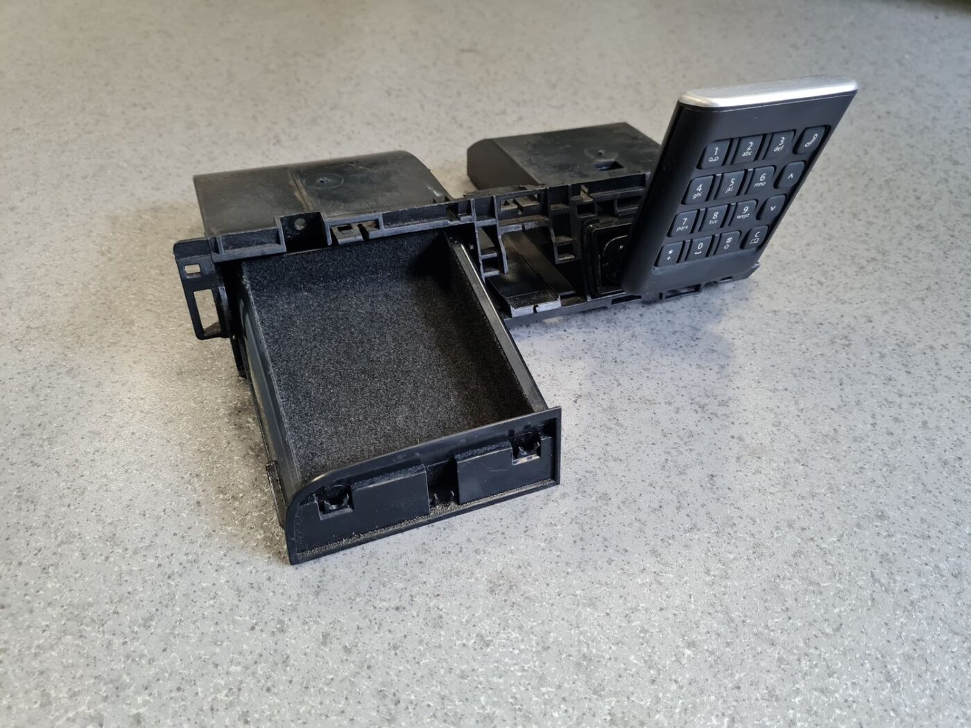 Mantu glabāšanas nodalījums centrā priekš VW PASSAT B6 2006 ANGL. UNIVERSAL 2 Mantu glabāšanas nodalījums centrā priekš VW PASSAT B6 2006 ANGL. UNIVERSAL