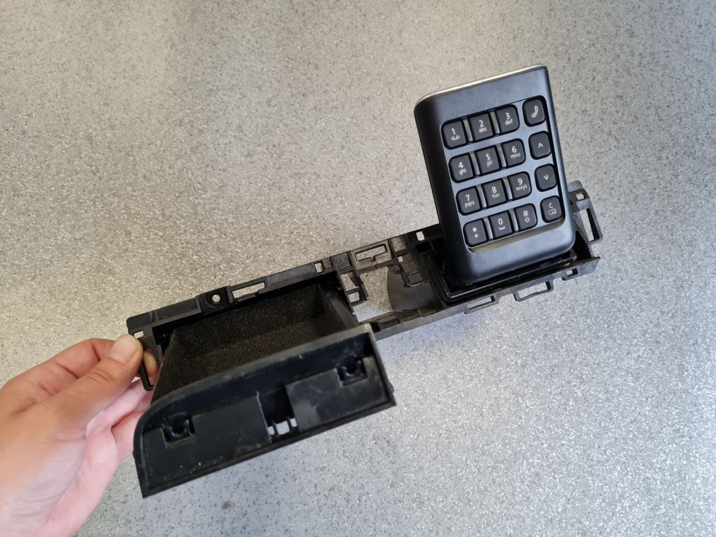 Mantu glabāšanas nodalījums centrā priekš VW PASSAT B6 2006 ANGL. UNIVERSAL 5 Mantu glabāšanas nodalījums centrā priekš VW PASSAT B6 2006 ANGL. UNIVERSAL