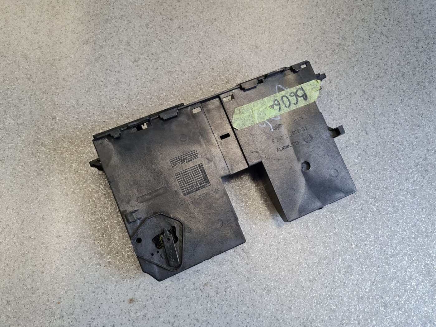 Mantu glabāšanas nodalījums centrā priekš VW PASSAT B6 2006 ANGL. UNIVERSAL 4 Mantu glabāšanas nodalījums centrā priekš VW PASSAT B6 2006 ANGL. UNIVERSAL