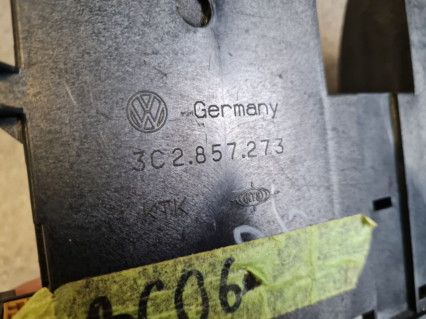 Mantu glabāšanas nodalījums centrā priekš VW PASSAT B6 2006 ANGL. UNIVERSAL 3 Mantu glabāšanas nodalījums centrā priekš VW PASSAT B6 2006 ANGL. UNIVERSAL