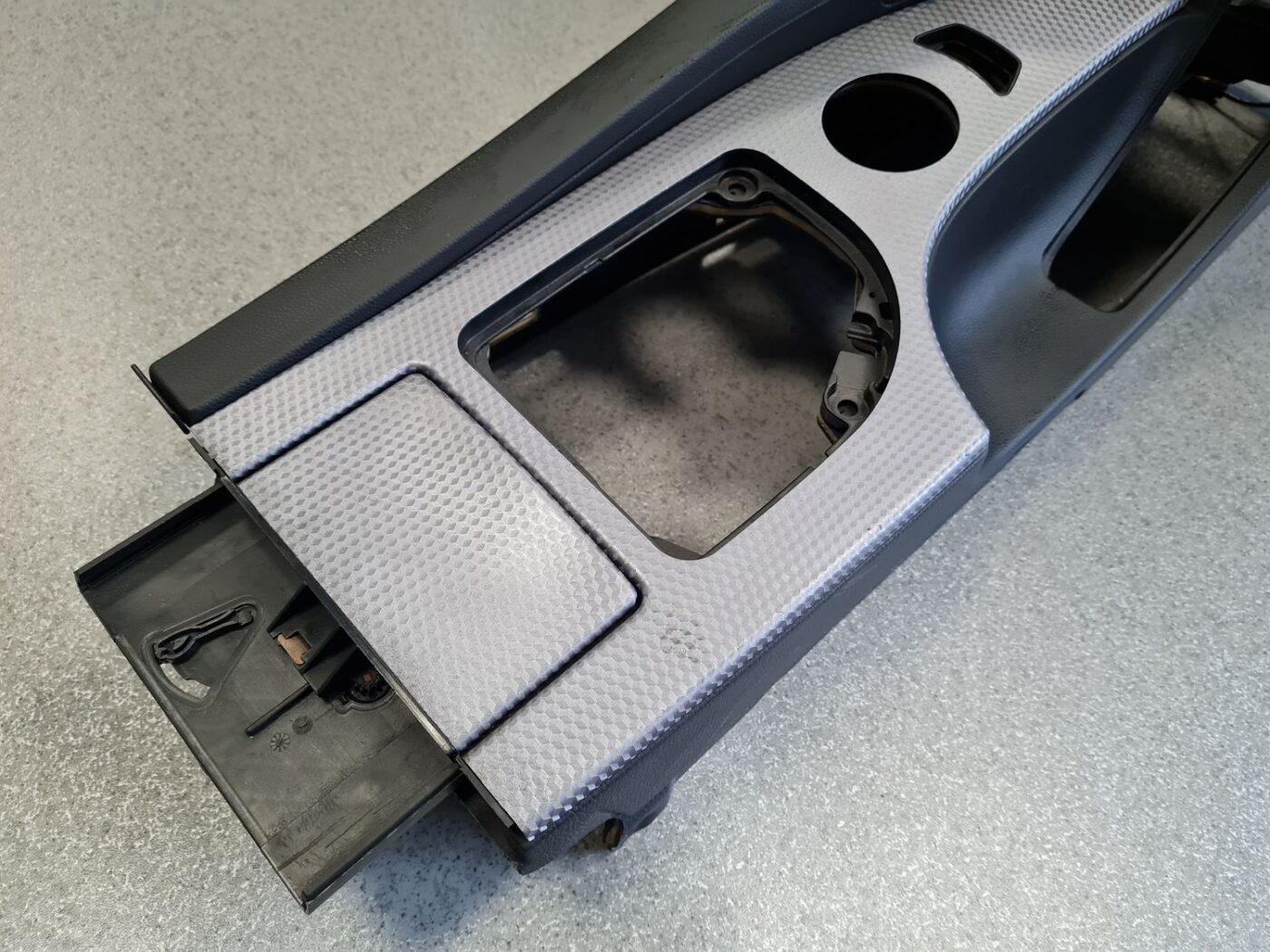 Centrālās konsoles apdares lielākā daļa priekš BMW 530D E61 2006 TOURING TITANSILVER 2 Centrālās konsoles apdares lielākā daļa priekš BMW 530D E61 2006 TOURING TITANSILVER