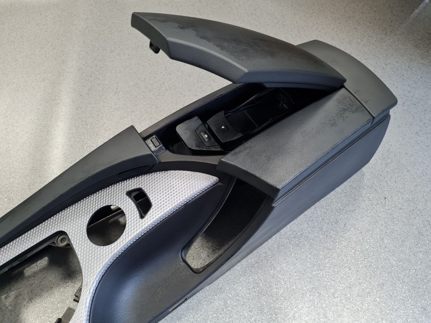 Centrālās konsoles apdares lielākā daļa priekš BMW 530D E61 2006 TOURING TITANSILVER 14 Centrālās konsoles apdares lielākā daļa priekš BMW 530D E61 2006 TOURING TITANSILVER