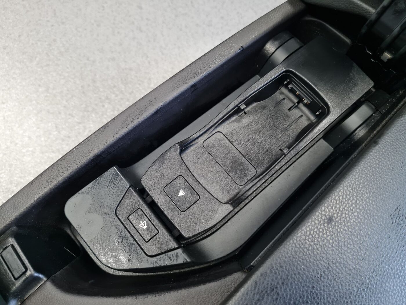 Centrālās konsoles apdares lielākā daļa priekš BMW 530D E61 2006 TOURING TITANSILVER 13 Centrālās konsoles apdares lielākā daļa priekš BMW 530D E61 2006 TOURING TITANSILVER