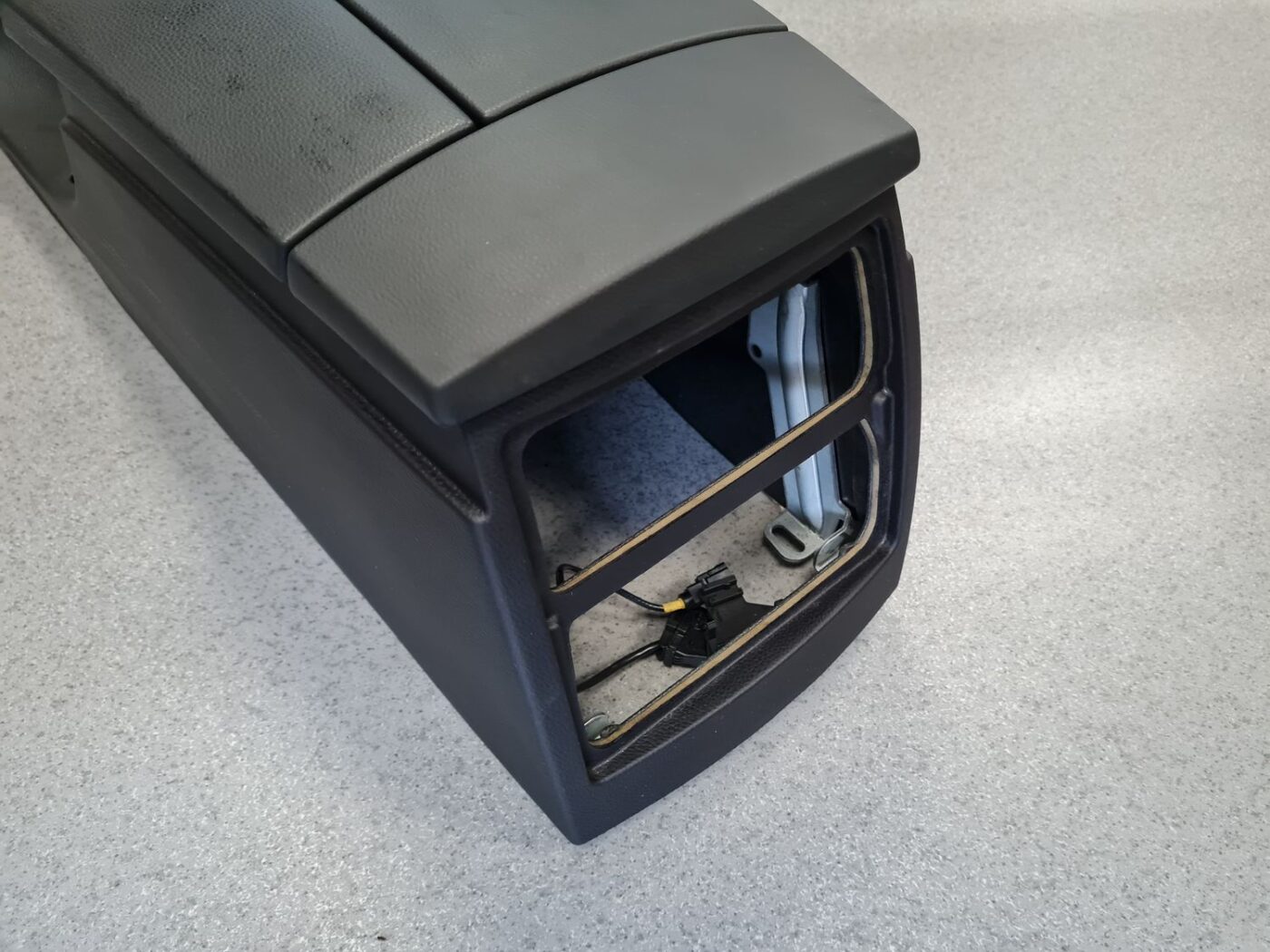 Centrālās konsoles apdares lielākā daļa priekš BMW 530D E61 2006 TOURING TITANSILVER 10 Centrālās konsoles apdares lielākā daļa priekš BMW 530D E61 2006 TOURING TITANSILVER