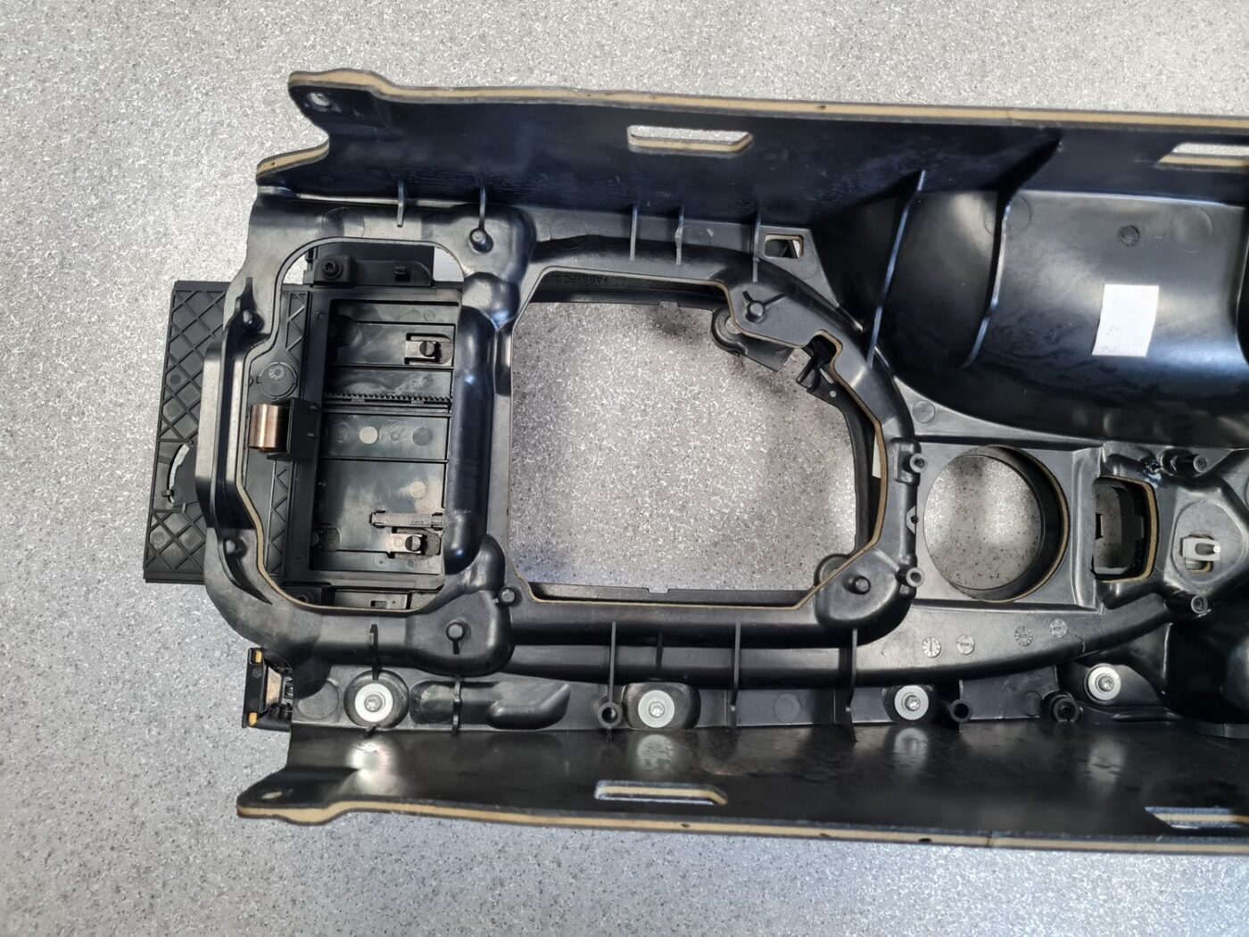 Centrālās konsoles apdares lielākā daļa priekš BMW 530D E61 2006 TOURING TITANSILVER 7 Centrālās konsoles apdares lielākā daļa priekš BMW 530D E61 2006 TOURING TITANSILVER