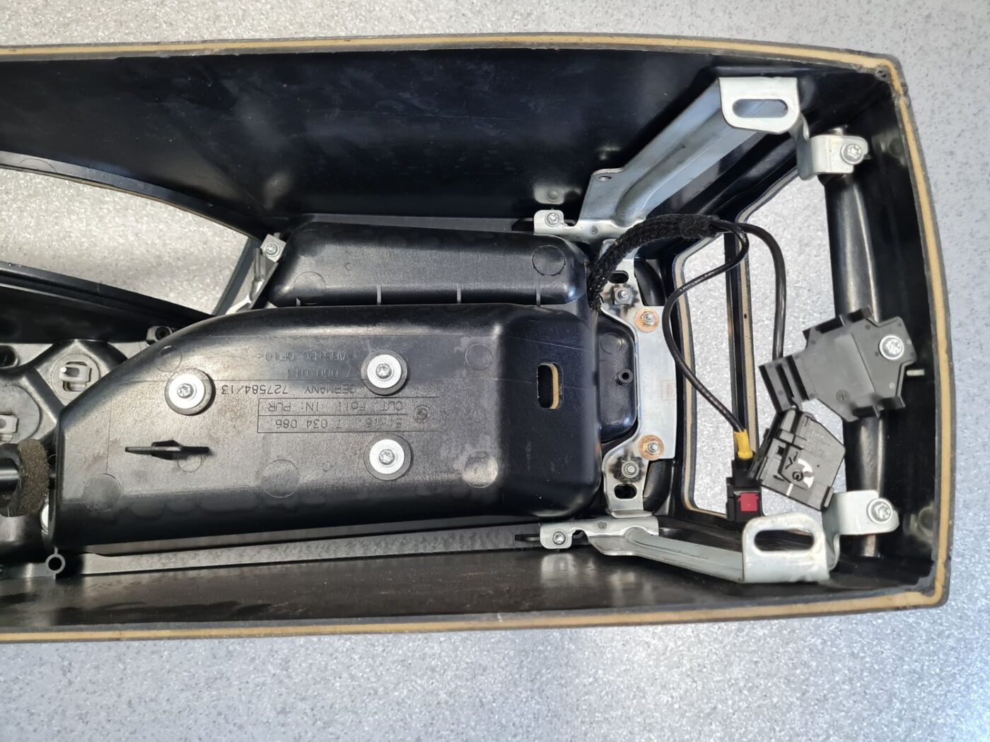 Centrālās konsoles apdares lielākā daļa priekš BMW 530D E61 2006 TOURING TITANSILVER 5 Centrālās konsoles apdares lielākā daļa priekš BMW 530D E61 2006 TOURING TITANSILVER