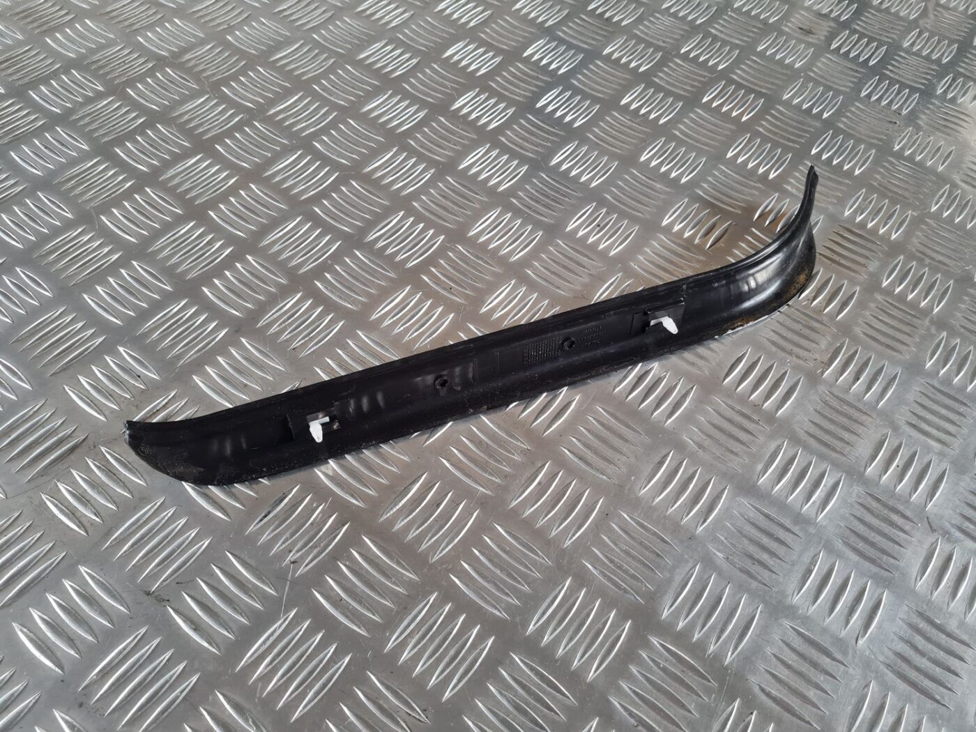 Sliekšņa aizmugurēja laba uzlika (salonā) priekš SAAB 9-5 1999 2 Sliekšņa aizmugurēja laba uzlika (salonā) priekš SAAB 9-5 1999