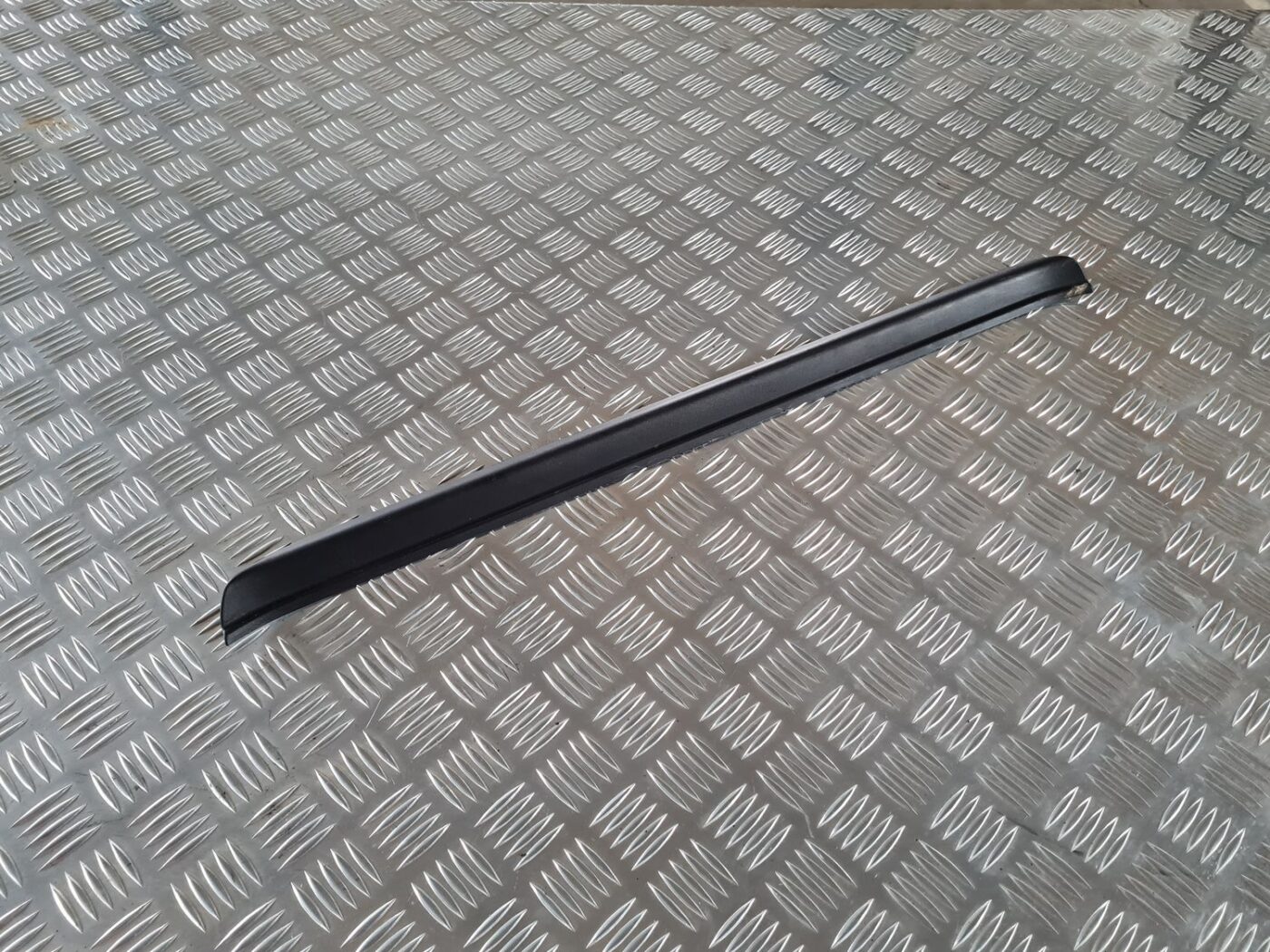 Sliekšņa priekšēja laba uzlika (salonā) priekš SAAB 9-5 1999 1 Sliekšņa priekšēja laba uzlika (salonā) priekš SAAB 9-5 1999