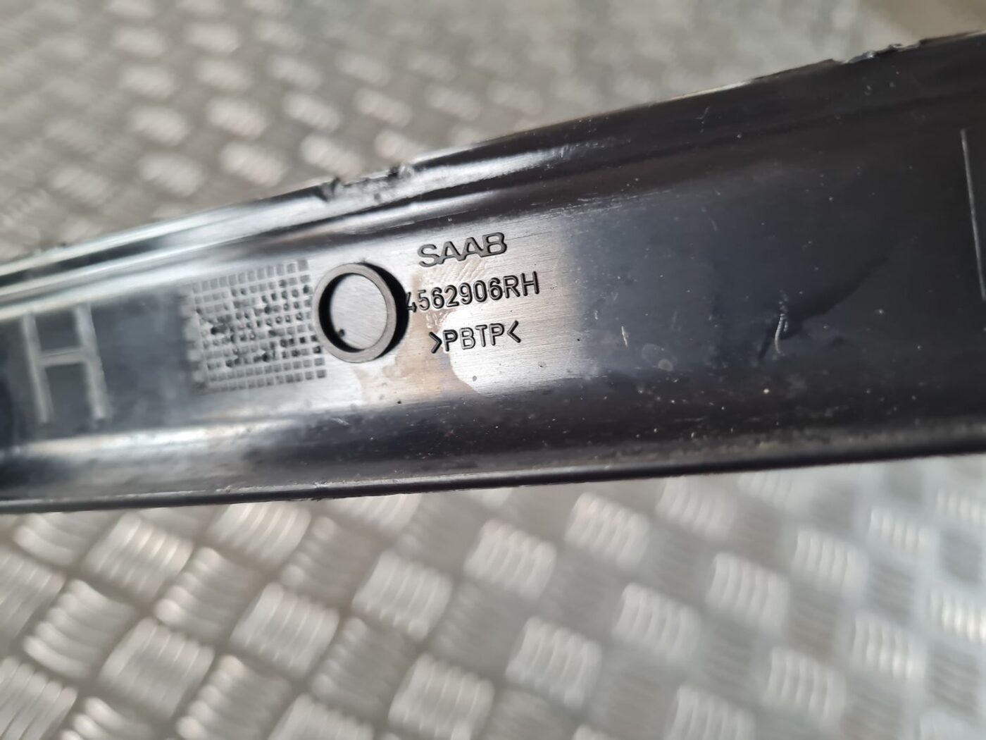 Sliekšņa priekšēja laba uzlika (salonā) priekš SAAB 9-5 1999 3 Sliekšņa priekšēja laba uzlika (salonā) priekš SAAB 9-5 1999