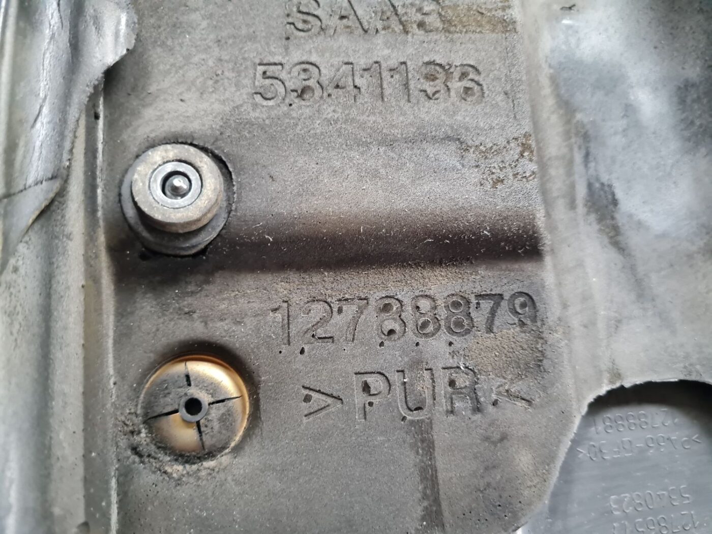 Dzinēja dekoratīvais vāks priekš SAAB 9-5 1999 3 Dzinēja dekoratīvais vāks priekš SAAB 9-5 1999