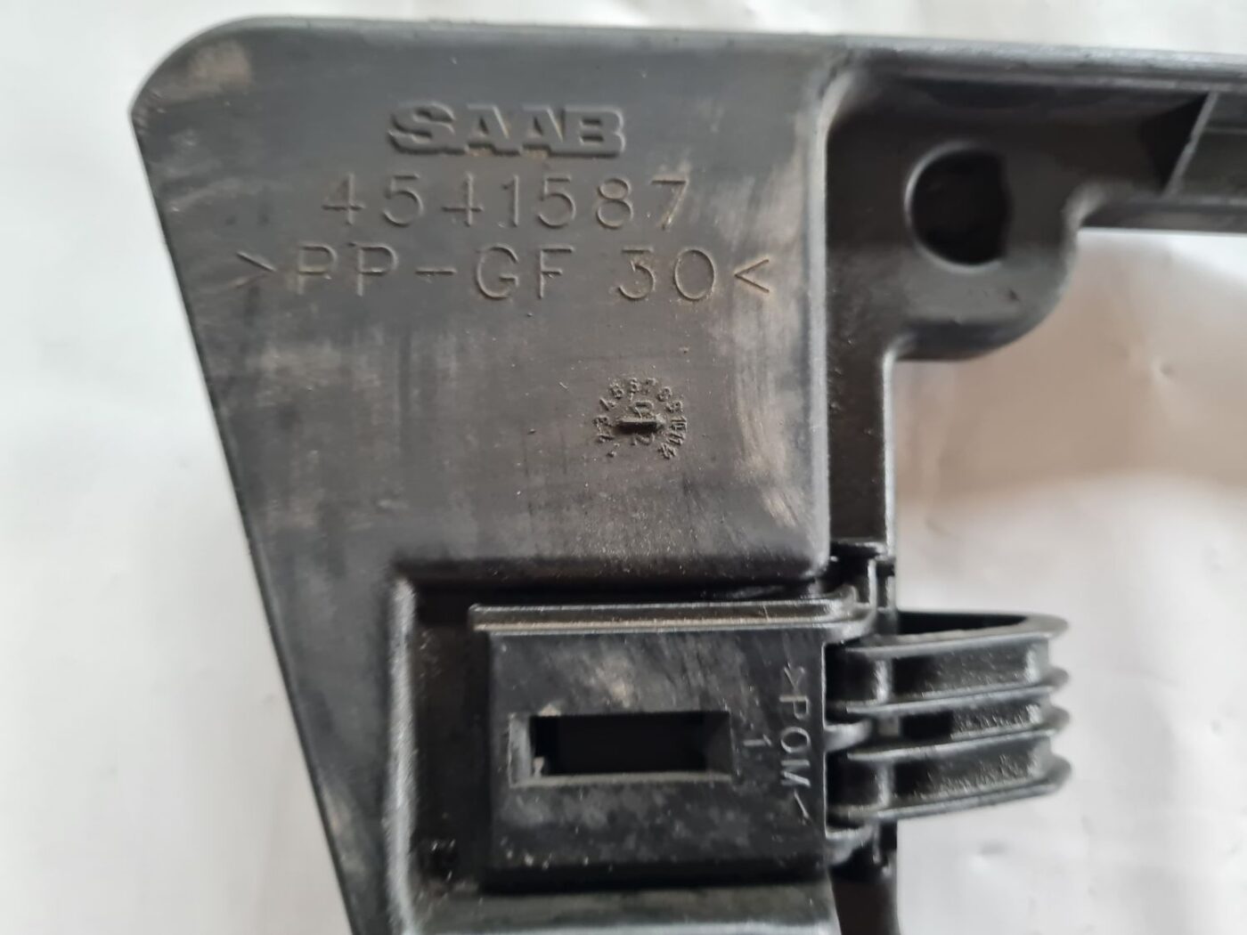 Salona gaisa filtra korpuss priekš SAAB 9-5 1999 2 Salona gaisa filtra korpuss priekš SAAB 9-5 1999