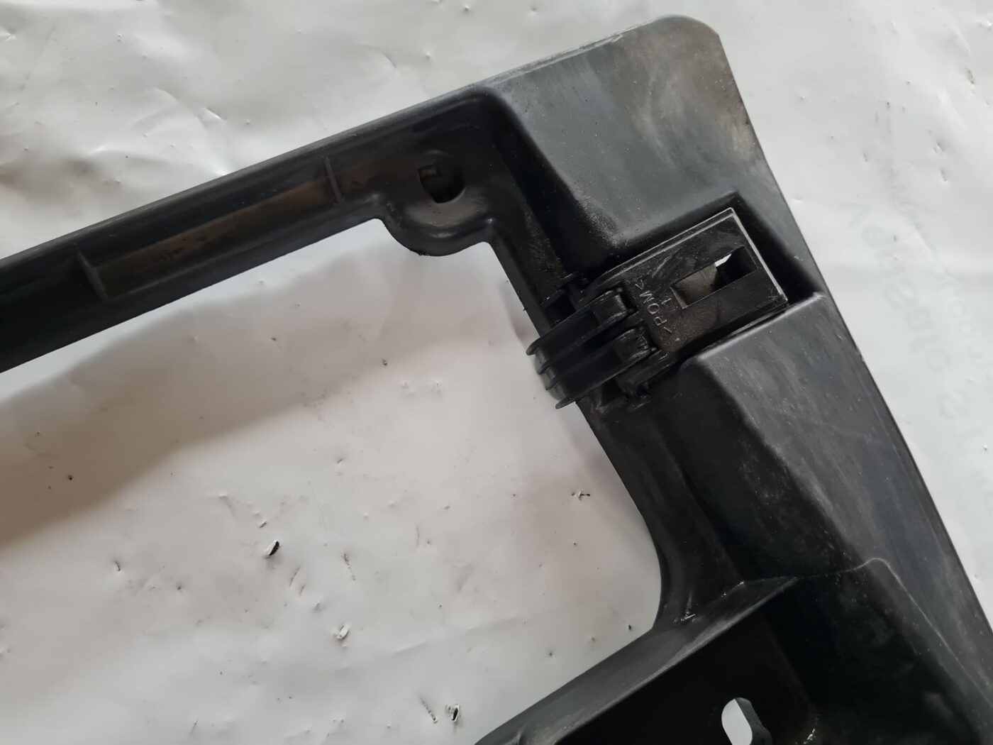 Salona gaisa filtra korpuss priekš SAAB 9-5 1999 4 Salona gaisa filtra korpuss priekš SAAB 9-5 1999