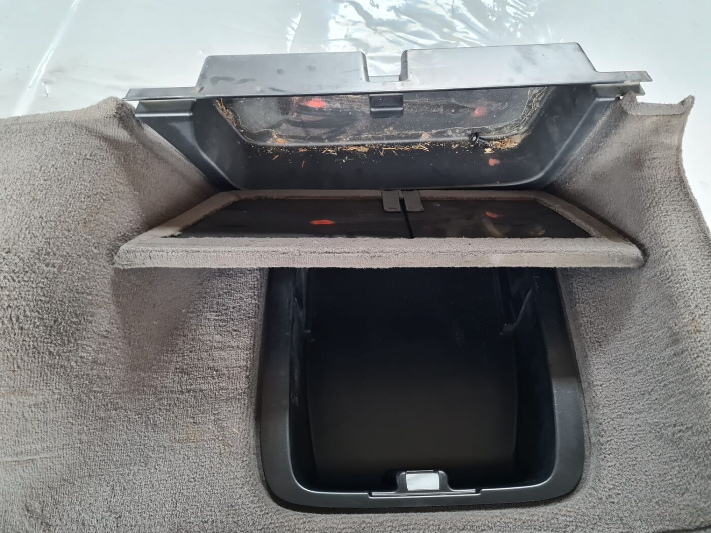 Bagāžnieka nodalījuma sānu apdare priekš SAAB 9-5 1999 5 Bagāžnieka nodalījuma sānu apdare priekš SAAB 9-5 1999