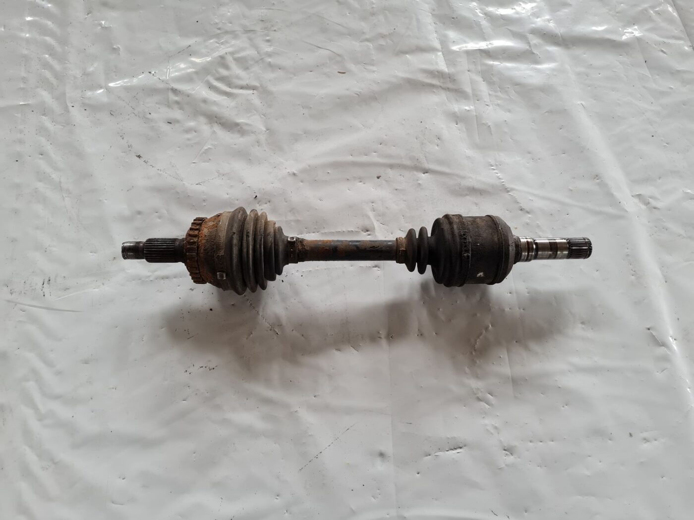 Pusass priekšējā kreisā priekš SAAB 9-5 1999 1 Pusass priekšējā kreisā priekš SAAB 9-5 1999