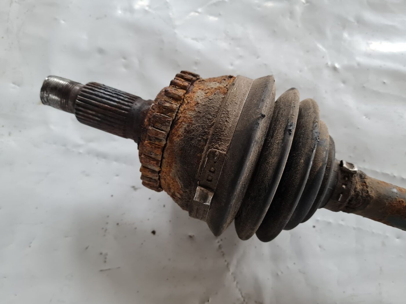 Pusass priekšējā kreisā priekš SAAB 9-5 1999 3 Pusass priekšējā kreisā priekš SAAB 9-5 1999