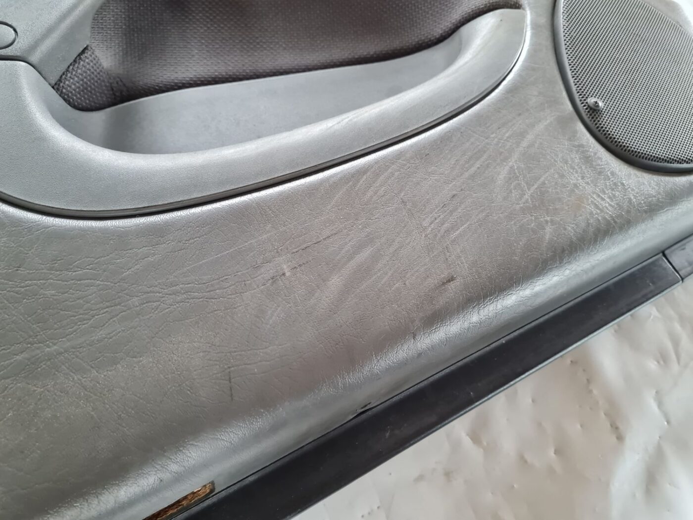 Priekšējo kreiso durvju apdare priekš SAAB 9-5 1999 2 Priekšējo kreiso durvju apdare priekš SAAB 9-5 1999