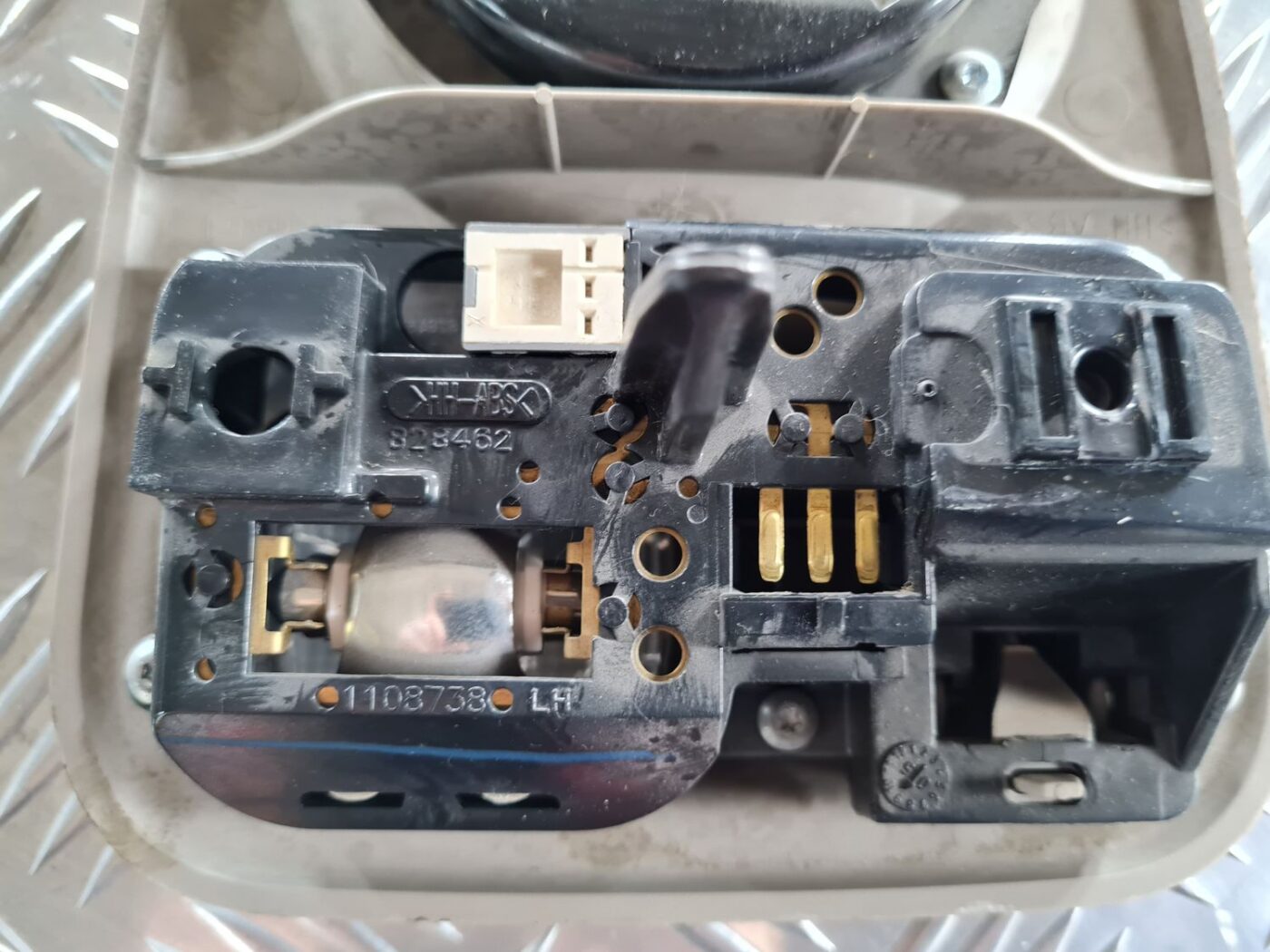 Aizmugurējo sēdvietu apgaismojums priekš CHRYSLER VOYAGER 2006 4 Aizmugurējo sēdvietu apgaismojums priekš CHRYSLER VOYAGER 2006