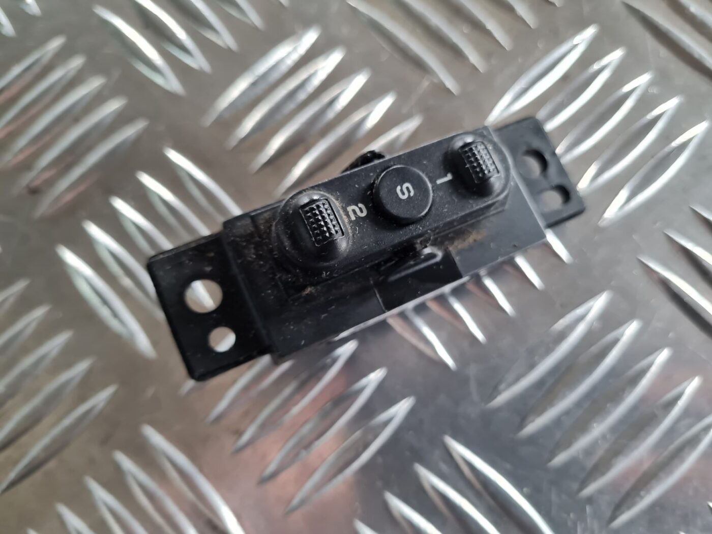 Sēdekļu atmiņas slēdža poga priekš CHRYSLER VOYAGER 2006 2 Sēdekļu atmiņas slēdža poga priekš CHRYSLER VOYAGER 2006