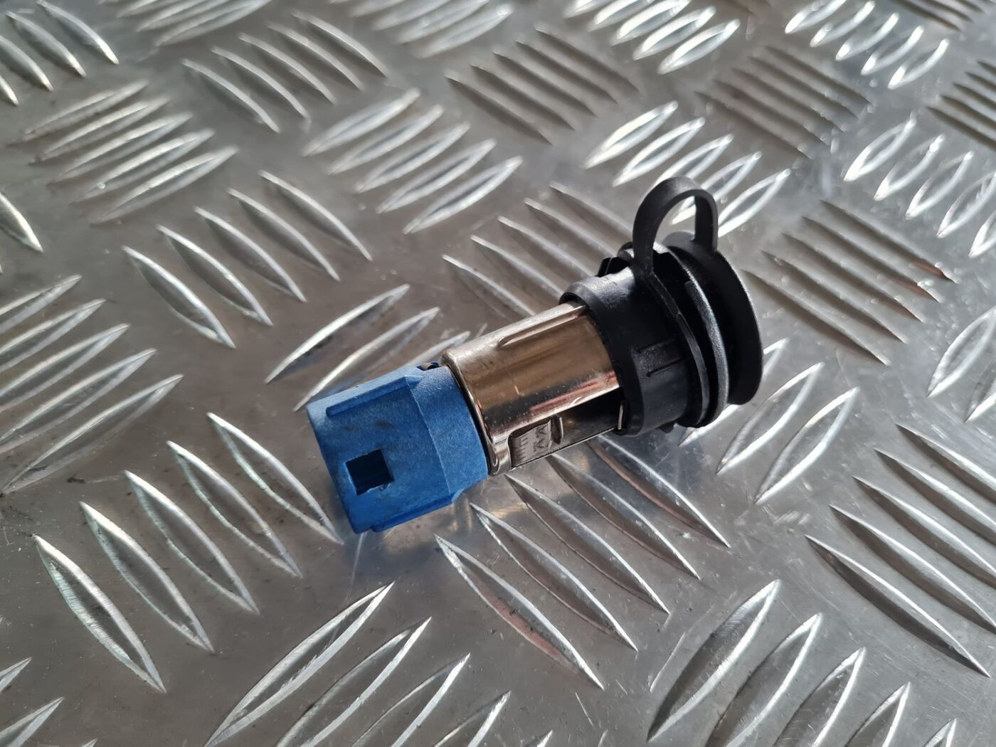 Strāvas kontaktligzda priekš CHRYSLER VOYAGER 2006 2 Strāvas kontaktligzda priekš CHRYSLER VOYAGER 2006