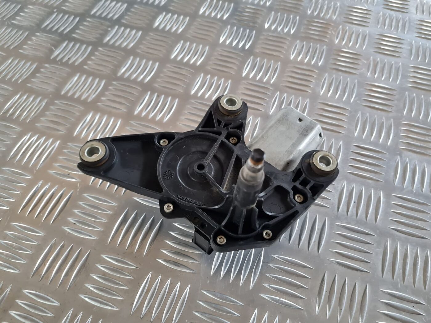 Aizmugurējā stikla tīrītāja motors priekš CHRYSLER VOYAGER 2006 5 Aizmugurējā stikla tīrītāja motors priekš CHRYSLER VOYAGER 2006