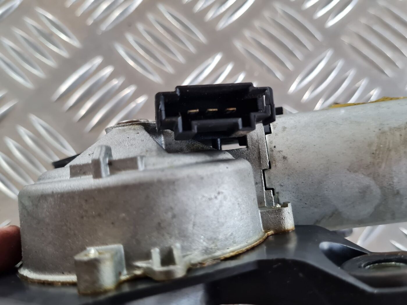 Aizmugurējā stikla tīrītāja motors priekš CHRYSLER VOYAGER 2006 3 Aizmugurējā stikla tīrītāja motors priekš CHRYSLER VOYAGER 2006