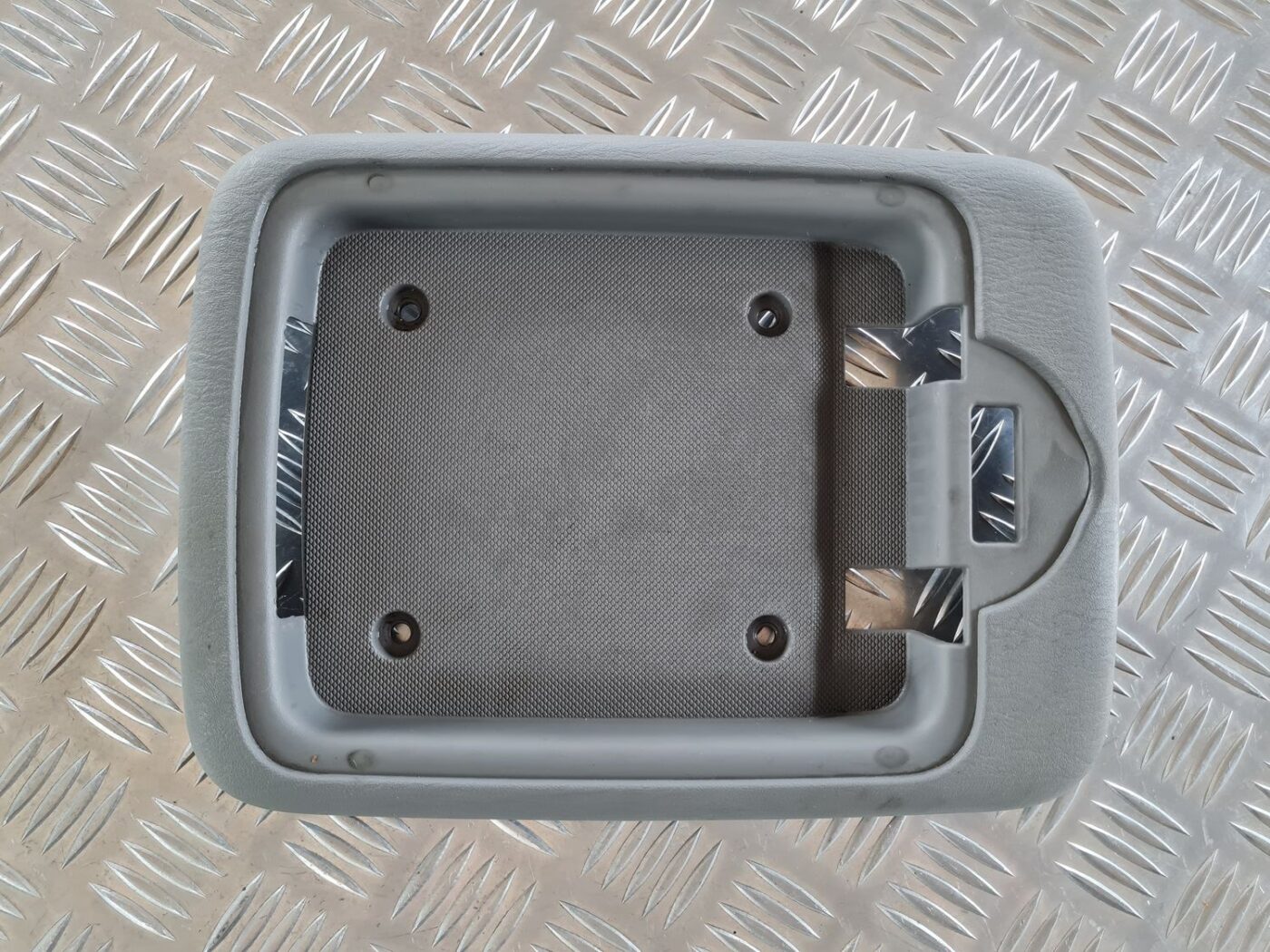 Centrālās konsoles nodalījums priekš CHRYSLER VOYAGER 2006 2 Centrālās konsoles nodalījums priekš CHRYSLER VOYAGER 2006