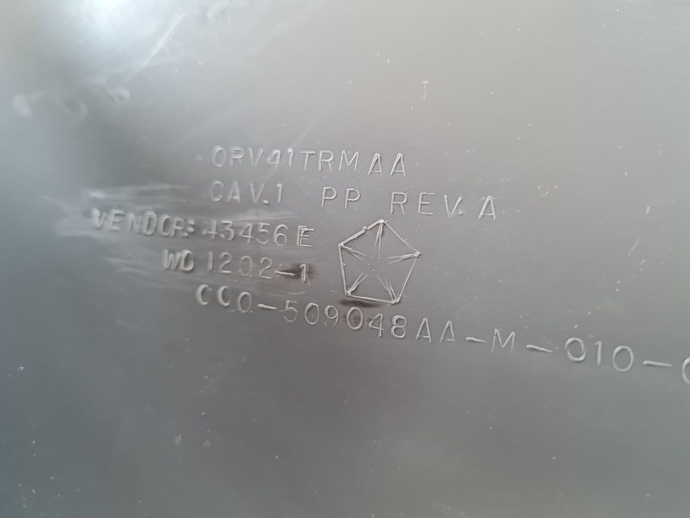 Centrālās konsoles (apdares) sānu panelis priekš CHRYSLER VOYAGER 2006 4 Centrālās konsoles (apdares) sānu panelis priekš CHRYSLER VOYAGER 2006