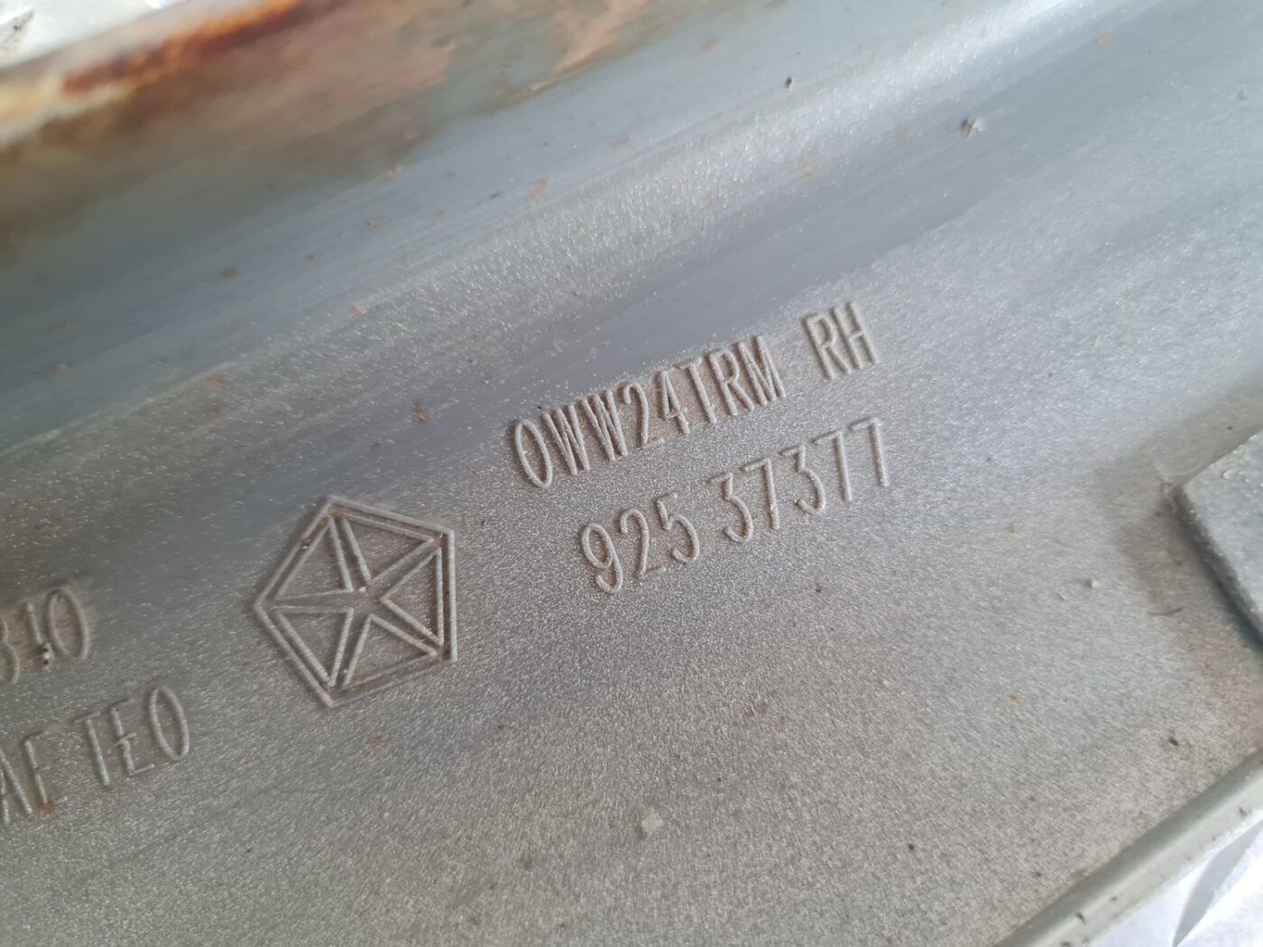 Priekšēja spārna uzlika/moldings priekš CHRYSLER VOYAGER 2006 4 Priekšēja spārna uzlika/moldings priekš CHRYSLER VOYAGER 2006