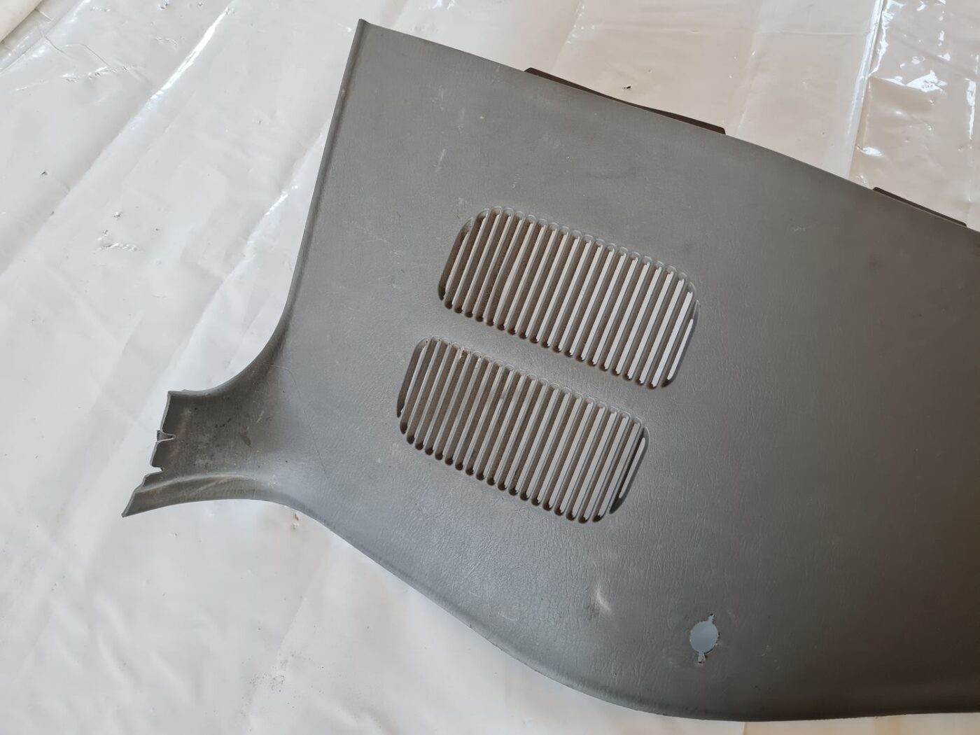 Bagažnieka nodalījuma statnes apdare priekš CHRYSLER VOYAGER 2006 2 Bagažnieka nodalījuma statnes apdare priekš CHRYSLER VOYAGER 2006