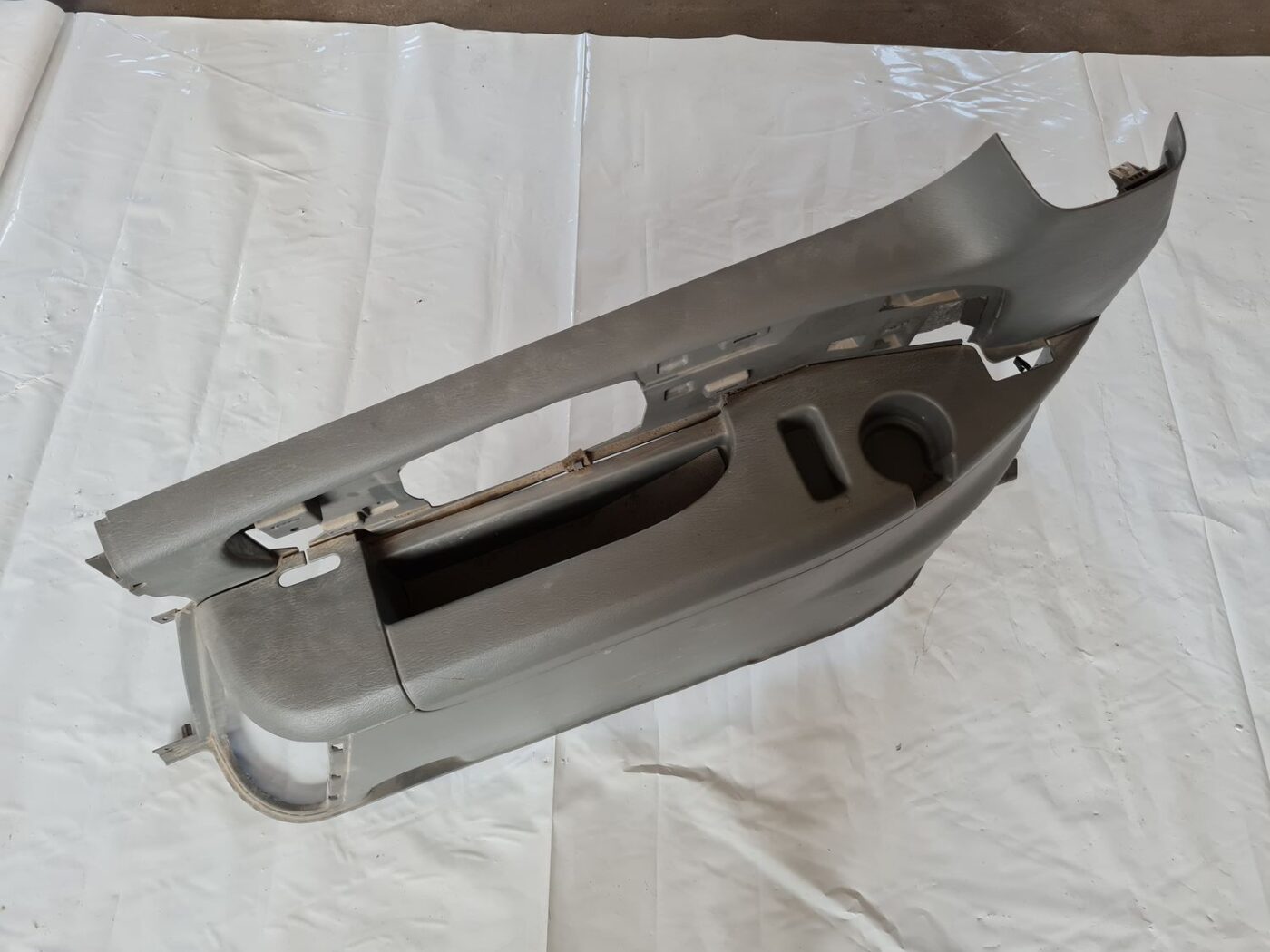 Bagāžnieka nodalījuma sānu apdare priekš CHRYSLER VOYAGER 2006 9 Bagāžnieka nodalījuma sānu apdare priekš CHRYSLER VOYAGER 2006