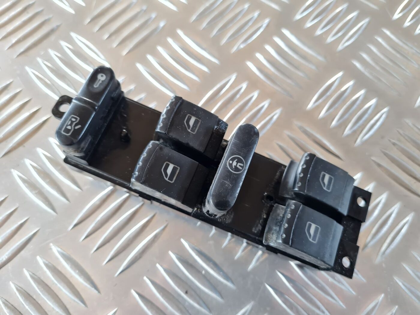 Šofera durvju slēdža pogas priekš VW GOLF IV 1999 2 Šofera durvju slēdža pogas priekš VW GOLF IV 1999