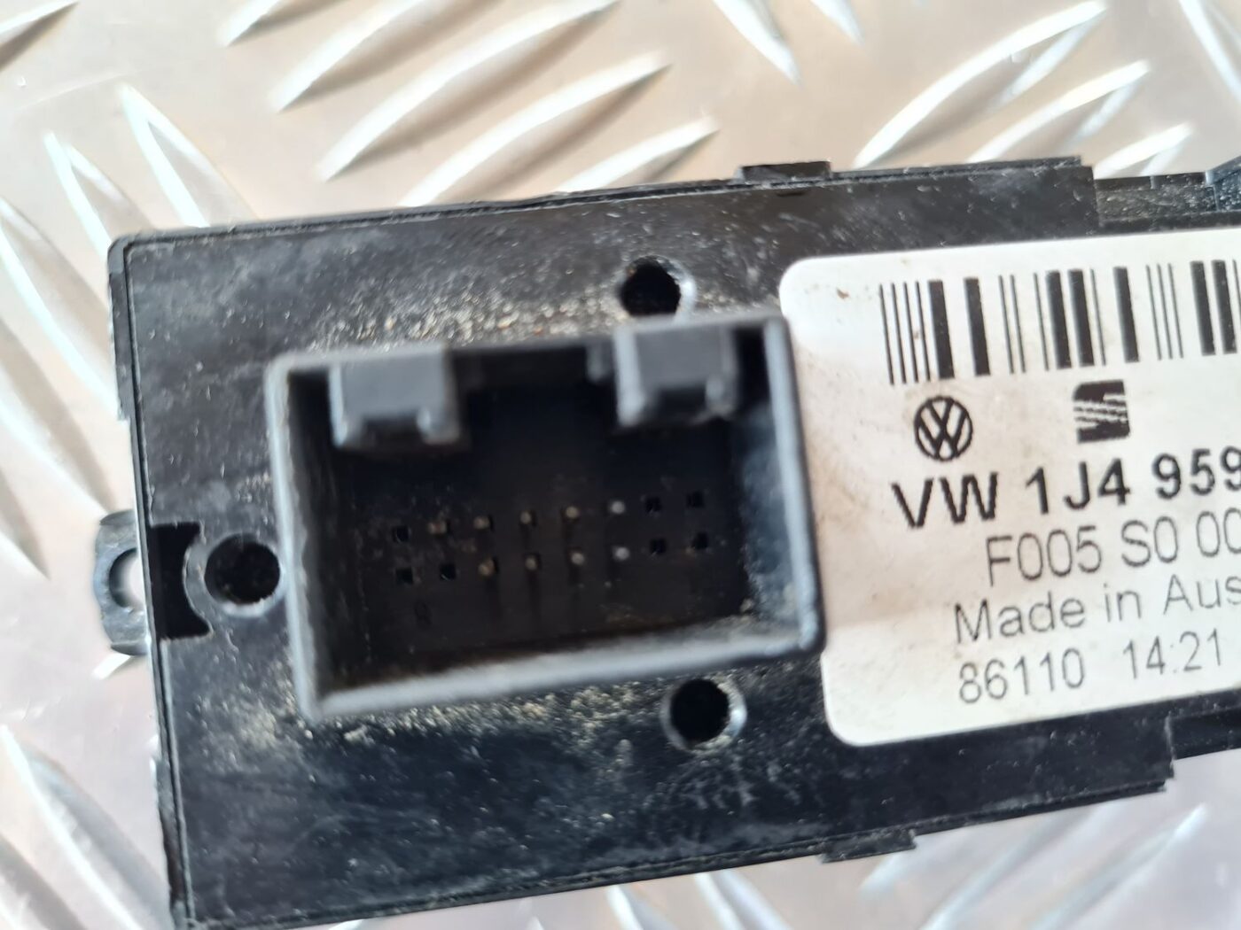 Šofera durvju slēdža pogas priekš VW GOLF IV 1999 3 Šofera durvju slēdža pogas priekš VW GOLF IV 1999