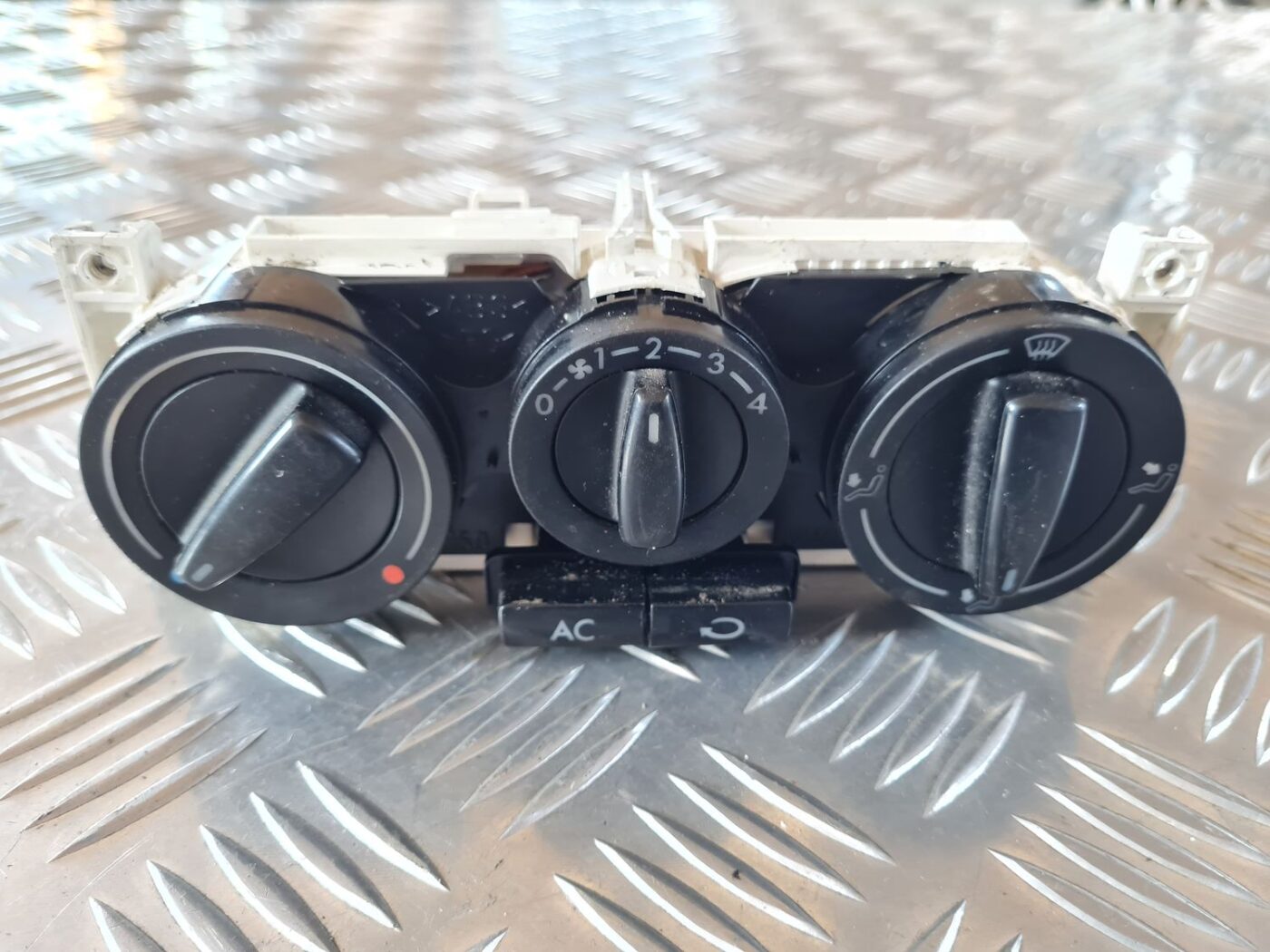 Klimata kontroles bloks priekš VW GOLF IV 1999 2 Klimata kontroles bloks priekš VW GOLF IV 1999