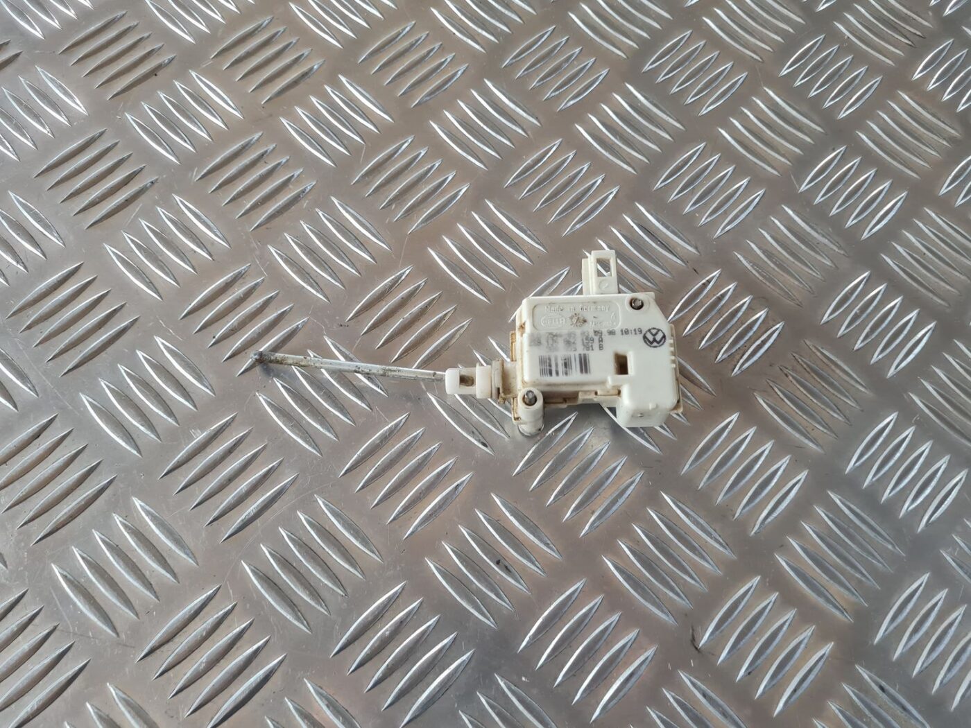 Bagažnieka vāka slēdzenes motors priekš VW GOLF IV 1999 1 Bagažnieka vāka slēdzenes motors priekš VW GOLF IV 1999