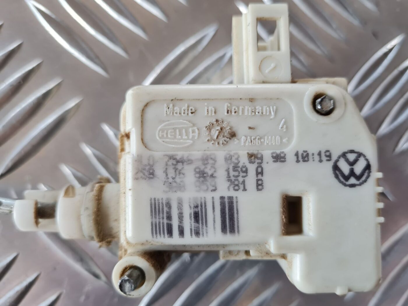 Bagažnieka vāka slēdzenes motors priekš VW GOLF IV 1999 2 Bagažnieka vāka slēdzenes motors priekš VW GOLF IV 1999