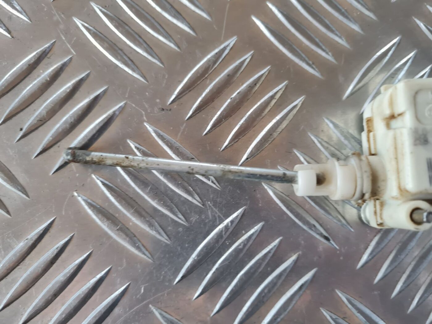 Bagažnieka vāka slēdzenes motors priekš VW GOLF IV 1999 4 Bagažnieka vāka slēdzenes motors priekš VW GOLF IV 1999