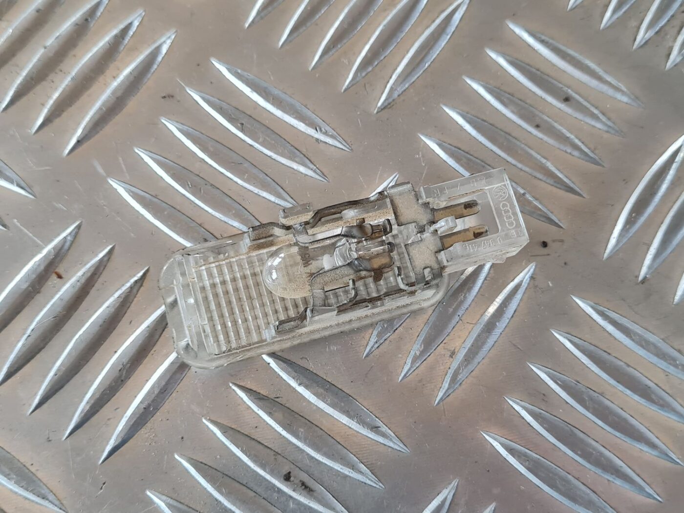 Apgaismojums durvju apdarē priekš VW GOLF IV 1999 2 Apgaismojums durvju apdarē priekš VW GOLF IV 1999