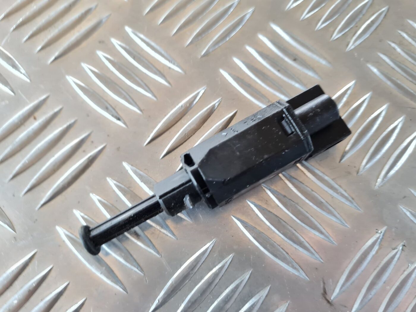 Stop signāla devējs priekš VW GOLF IV 1999 2 Stop signāla devējs priekš VW GOLF IV 1999