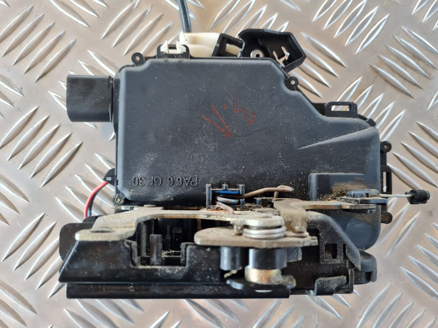 Aizmugurējo kreiso durvju slēdzene priekš VW GOLF IV 1999 2 Aizmugurējo kreiso durvju slēdzene priekš VW GOLF IV 1999