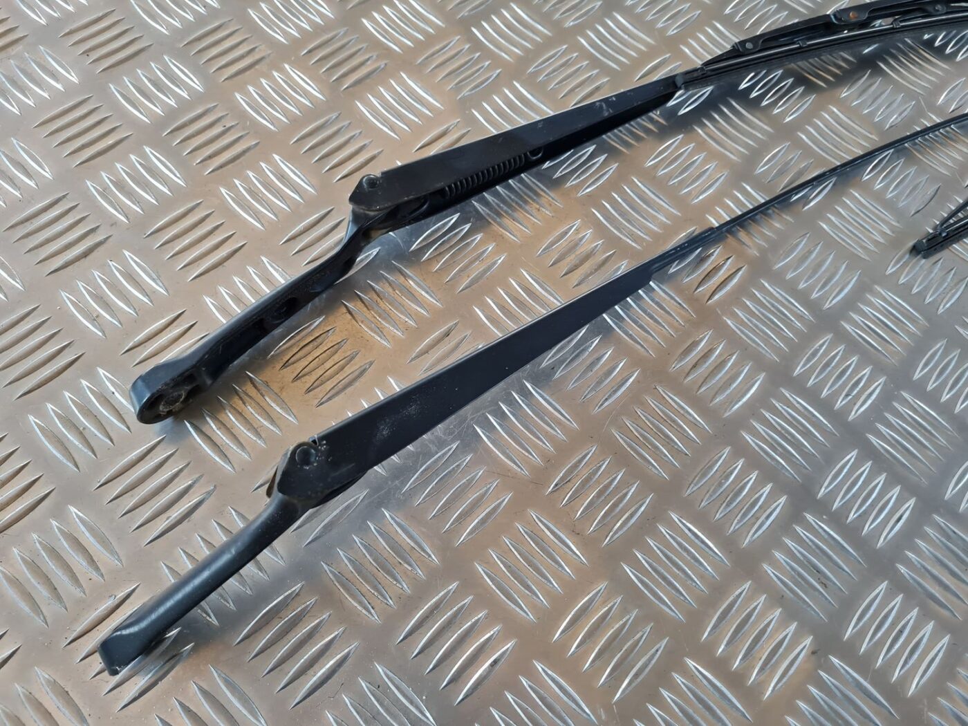 Vējstikla slotu turētāju komplekts priekš VW GOLF IV 1999 2 Vējstikla slotu turētāju komplekts priekš VW GOLF IV 1999