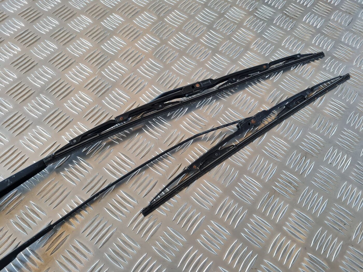 Vējstikla slotu turētāju komplekts priekš VW GOLF IV 1999 5 Vējstikla slotu turētāju komplekts priekš VW GOLF IV 1999