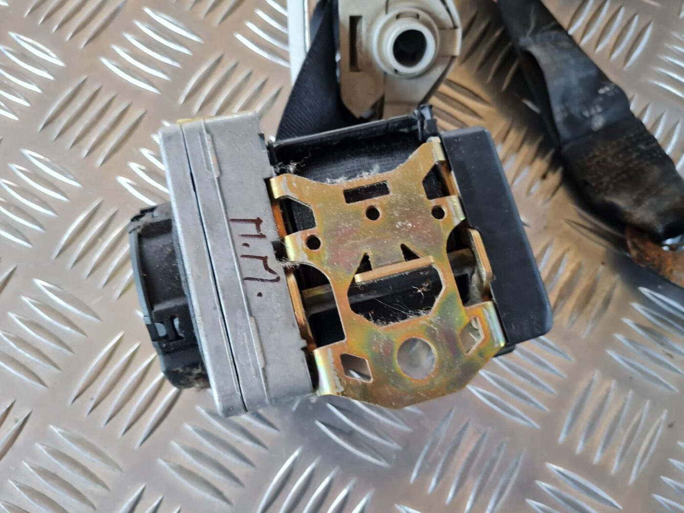 Priekšējā labā drošības josta priekš VW GOLF IV 1999 4 Priekšējā labā drošības josta priekš VW GOLF IV 1999