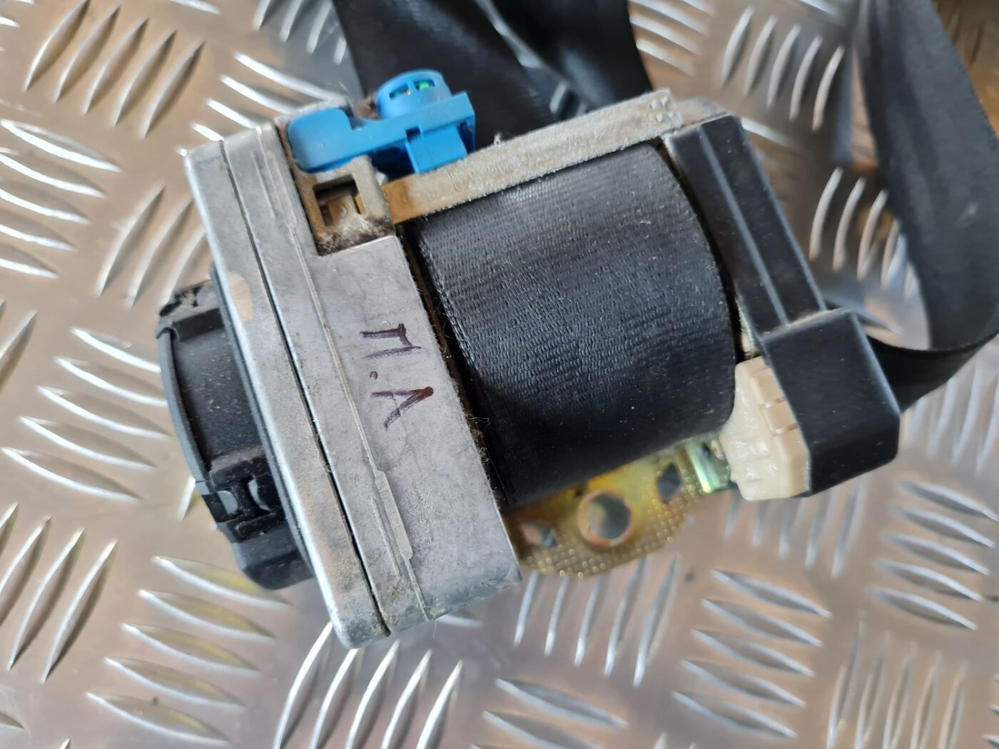 Priekšējā kreisā drošības josta priekš VW GOLF IV 1999 2 Priekšējā kreisā drošības josta priekš VW GOLF IV 1999