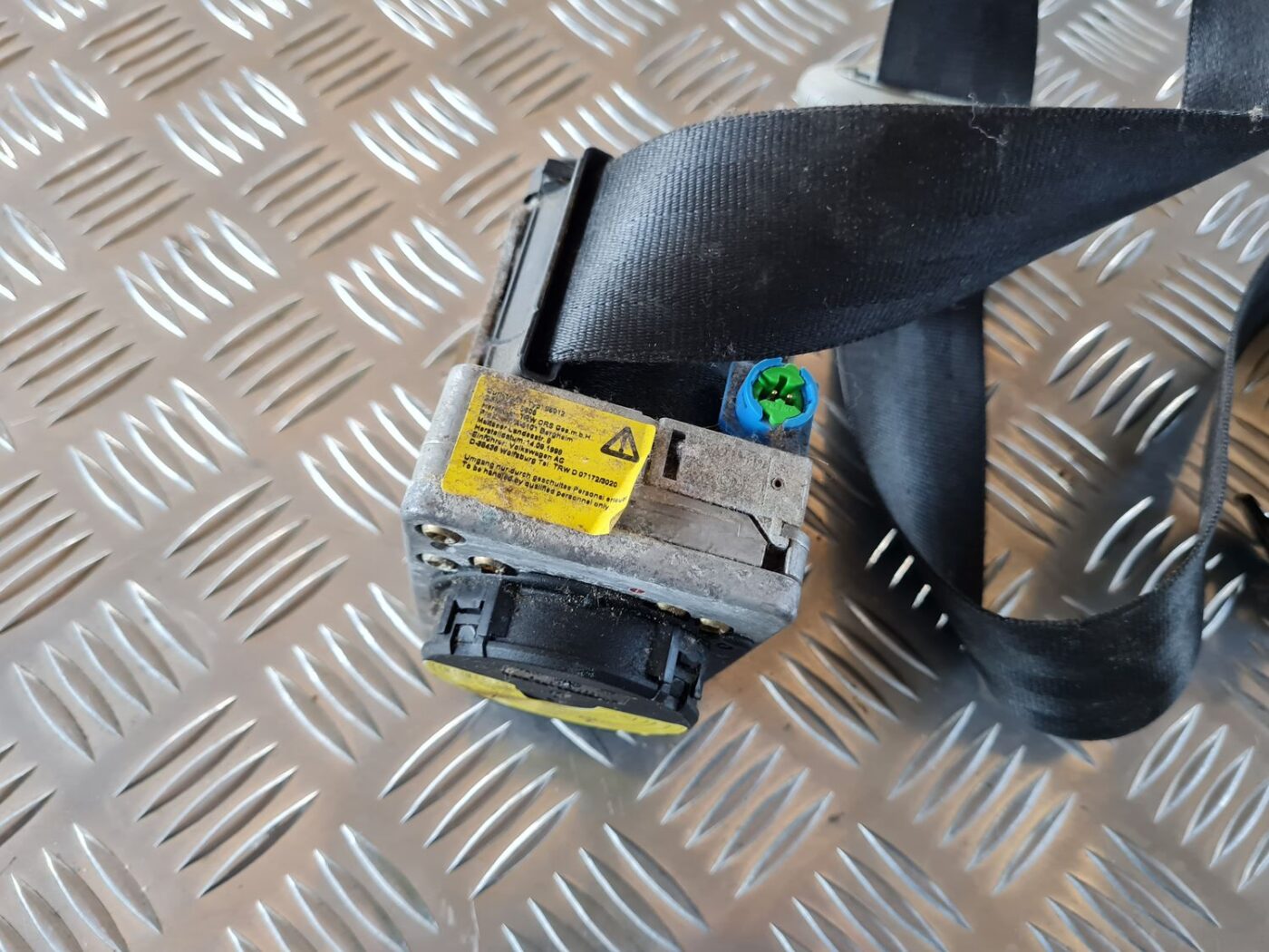 Priekšējā kreisā drošības josta priekš VW GOLF IV 1999 4 Priekšējā kreisā drošības josta priekš VW GOLF IV 1999