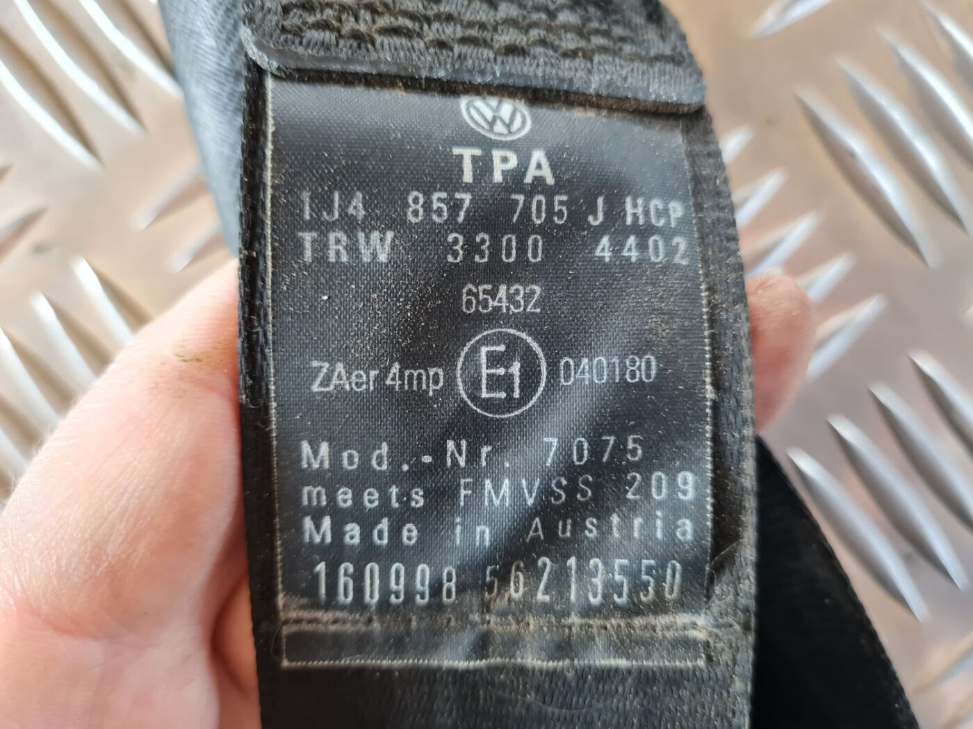 Priekšējā kreisā drošības josta priekš VW GOLF IV 1999 3 Priekšējā kreisā drošības josta priekš VW GOLF IV 1999