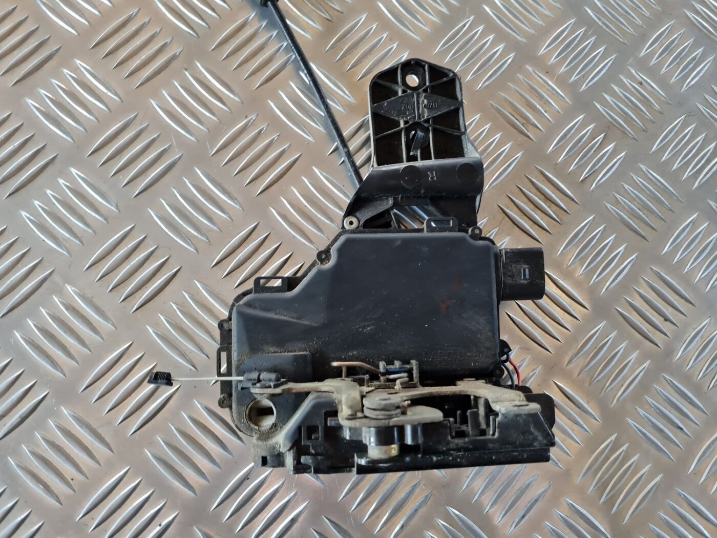 Priekšējo labo durvju slēdzene priekš VW GOLF IV 1999 2 Priekšējo labo durvju slēdzene priekš VW GOLF IV 1999