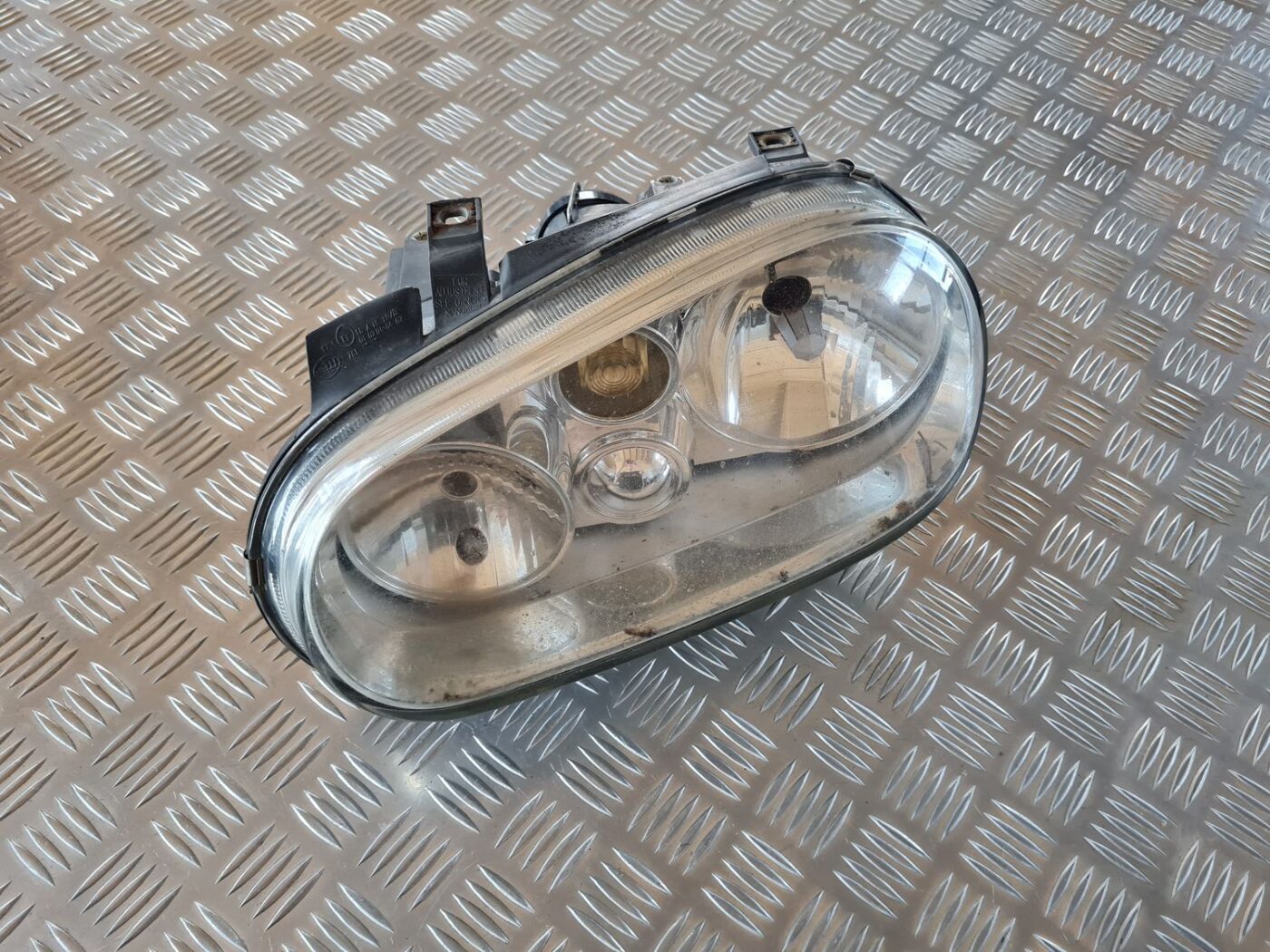 Priekšējais kreisais lukturis priekš VW GOLF IV 1999 1 Priekšējais kreisais lukturis priekš VW GOLF IV 1999