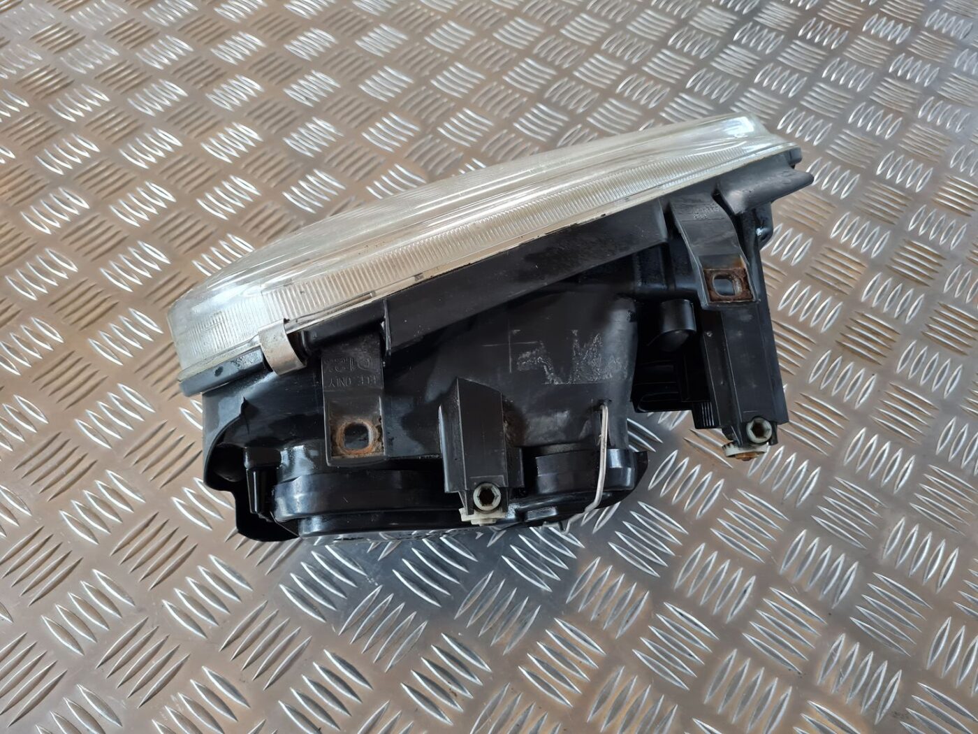 Priekšējais kreisais lukturis priekš VW GOLF IV 1999 8 Priekšējais kreisais lukturis priekš VW GOLF IV 1999