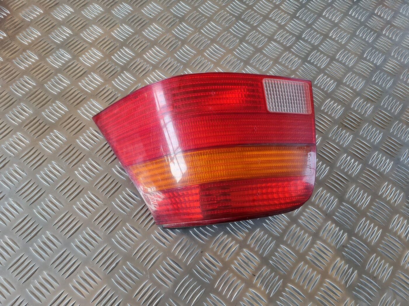 Aizmugurējais labais lukturis priekš VW GOLF IV 1999 1 Aizmugurējais labais lukturis priekš VW GOLF IV 1999