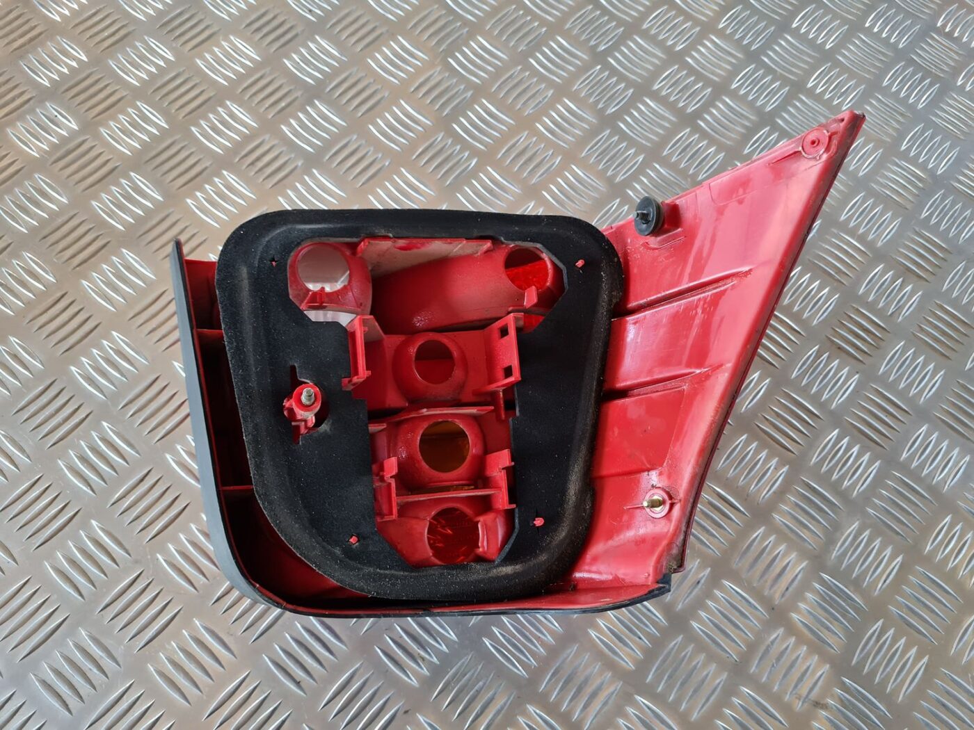 Aizmugurējais labais lukturis priekš VW GOLF IV 1999 2 Aizmugurējais labais lukturis priekš VW GOLF IV 1999